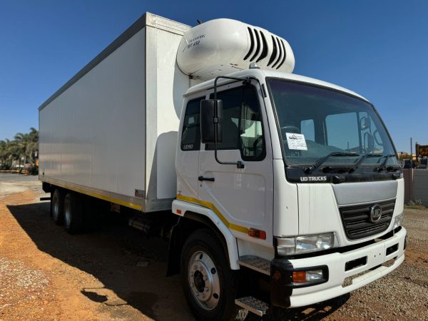 Used 2017 Nissan UD 90 Tag Axle Meat Rail Body