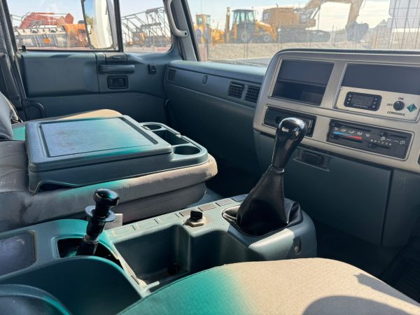 Used 2017 Nissan UD 90 Tag Axle Meat Rail Body - Image 5