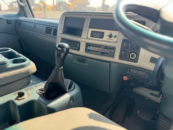 Used 2017 Nissan UD 90 Tag Axle Meat Rail Body - Image 4