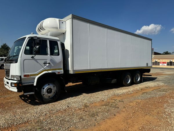 Used 2017 Nissan UD 90 Tag Axle Meat Rail Body - Image 2