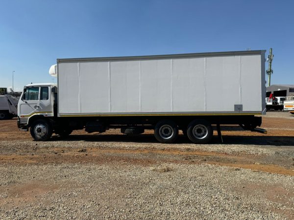 Used 2017 Nissan UD 90 Tag Axle Meat Rail Body - Image 7