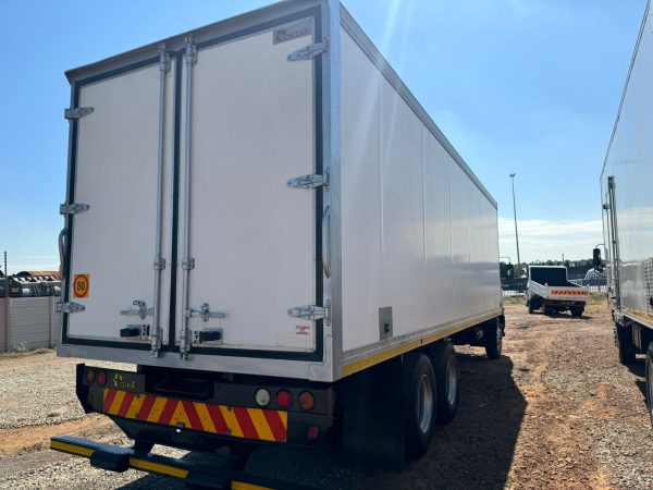 Used 2017 Nissan UD 90 Tag Axle Meat Rail Body - Image 9