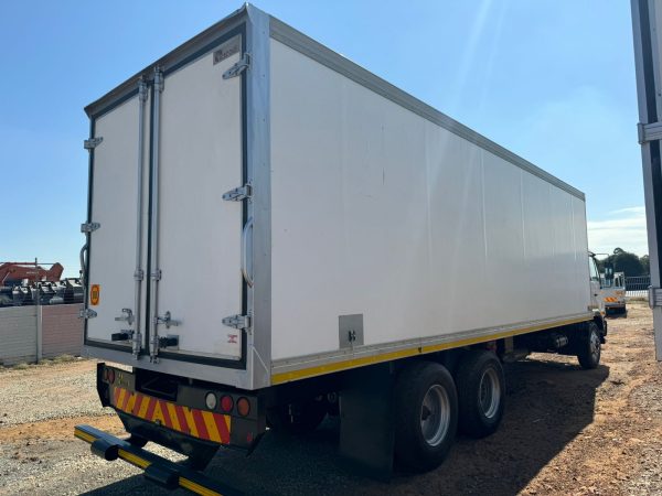 Used 2017 Nissan UD 90 Tag Axle Meat Rail Body - Image 10