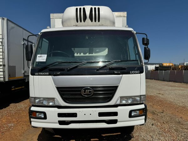 Used 2017 Nissan UD 90 Tag Axle Meat Rail Body - Image 11