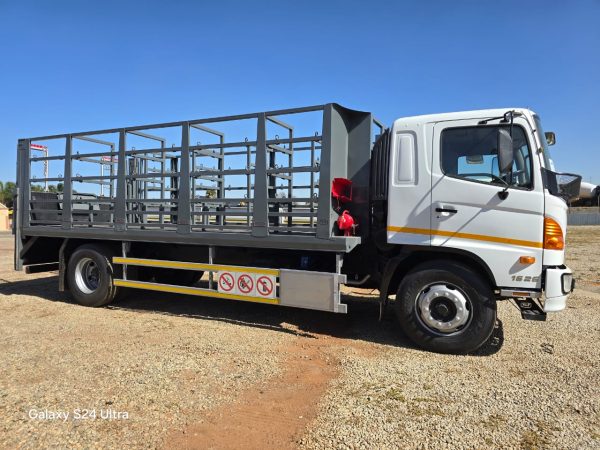 Used 2016 Hino 500 1626 LWB Gas Body Truck - Image 18