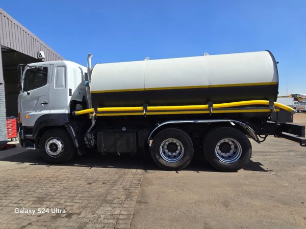 Used 2008 Hino 700 18000L Water Tanker Truck - Image 4
