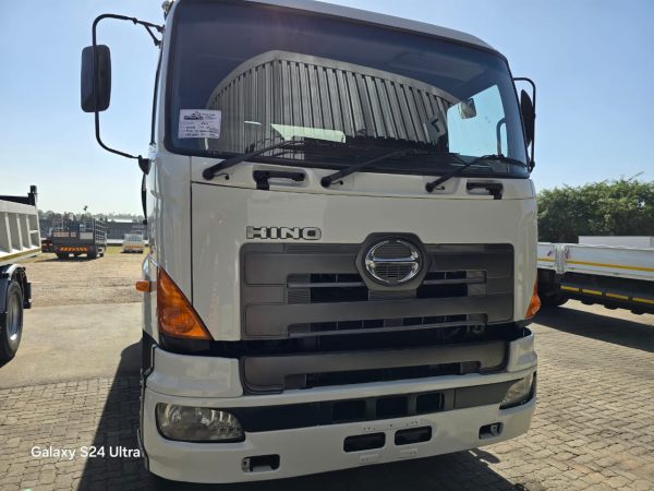 Used 2008 Hino 700 18000L Water Tanker Truck - Image 2