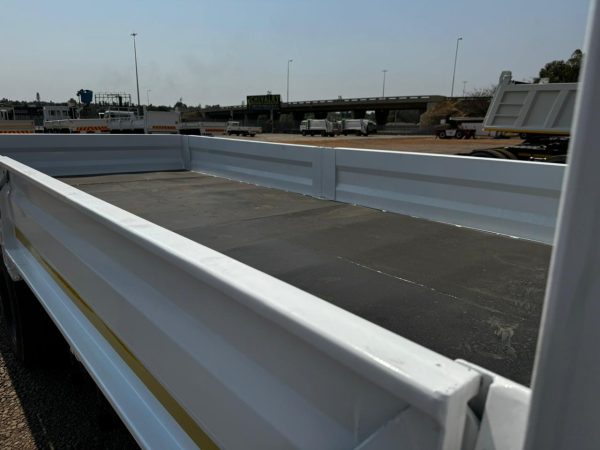 NPR 400 4 TON DROPSIDE TRUCK - Image 4