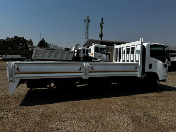 NPR 400 4 TON DROPSIDE TRUCK - Image 6