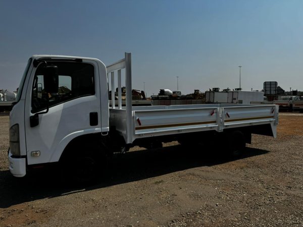 NPR 400 4 TON DROPSIDE TRUCK - Image 9