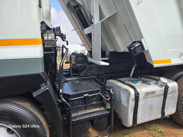 700 2841 10 CUBE TIPPER TRUCK - Image 2