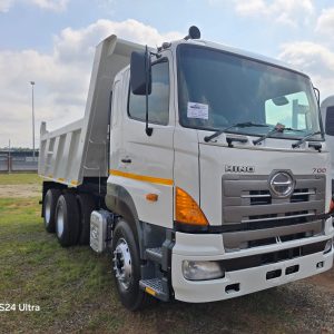 700 2841 10 CUBE TIPPER TRUCK