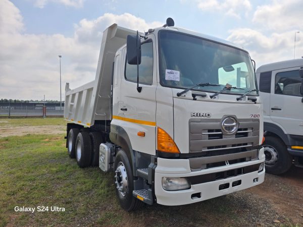 700 2841 10 CUBE TIPPER TRUCK