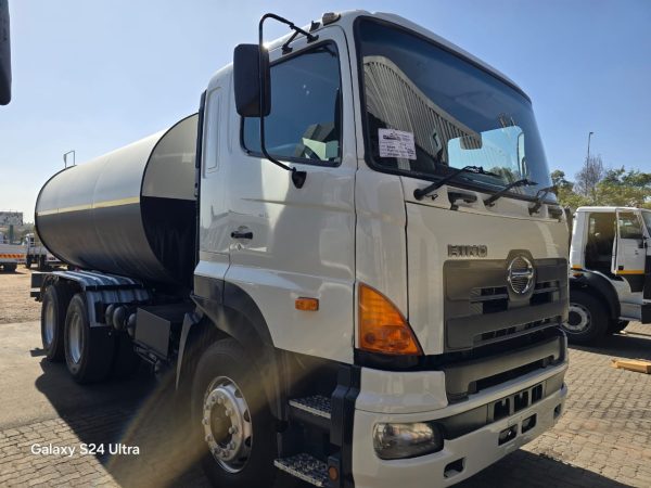 HINO 700 18 000L WATER TANKER