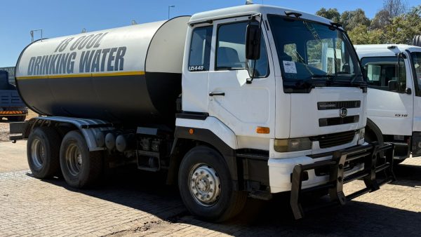UD 18 000L WATER TANKER