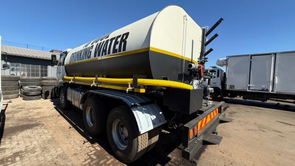 UD 18 000L WATER TANKER - Image 8