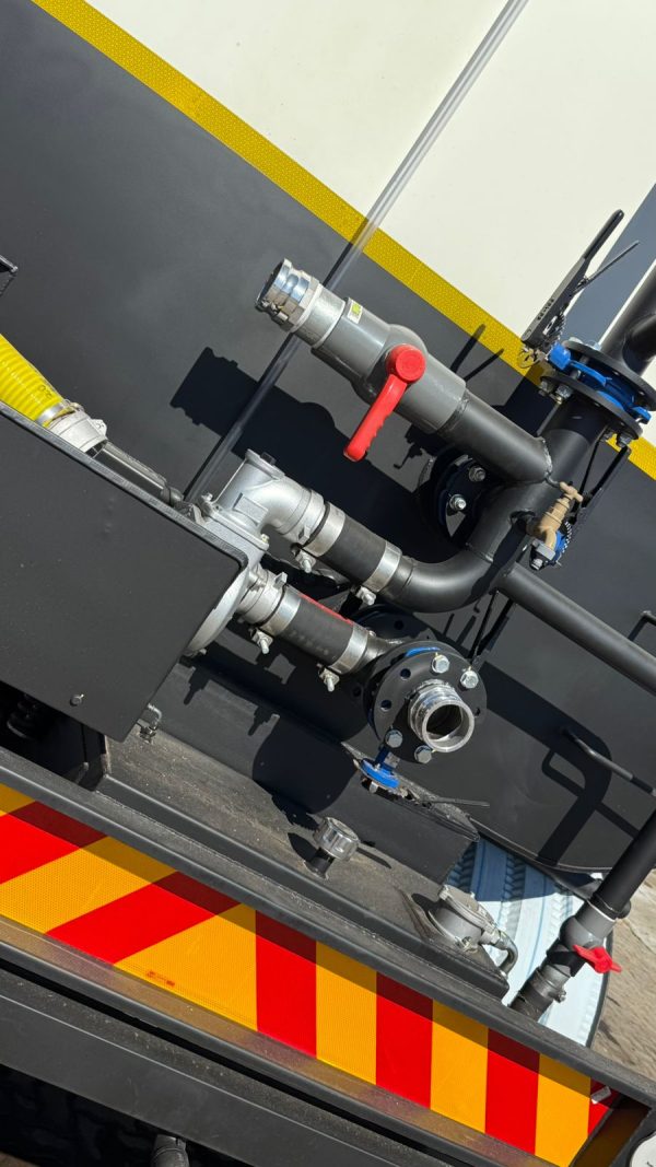 UD 18 000L WATER TANKER - Image 9