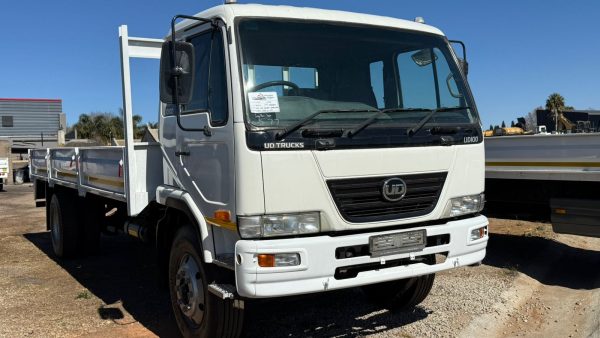 NISSAN UD 100 DROPSIDE