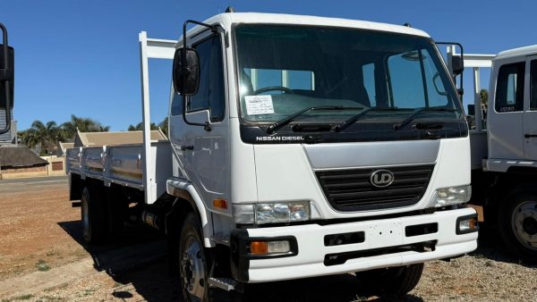 NISSAN UD 90 DROPSIDE