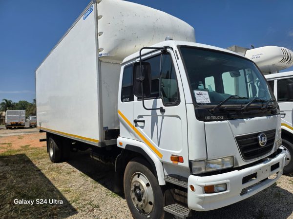 NISSAN UD 90 VAN BODY