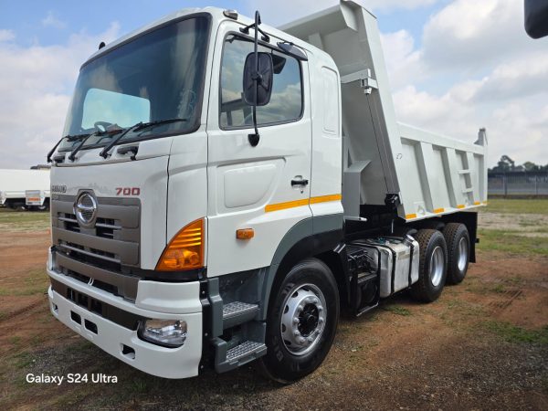 700 2841 10 CUBE TIPPER TRUCK - Image 13