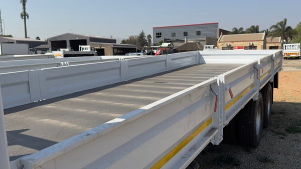 2016 NISSAN UD 90 TAG AXLE DROPSIDE TRUCK - Image 14