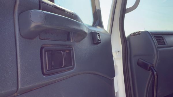 2016 NISSAN UD 90 TAG AXLE DROPSIDE TRUCK - Image 9