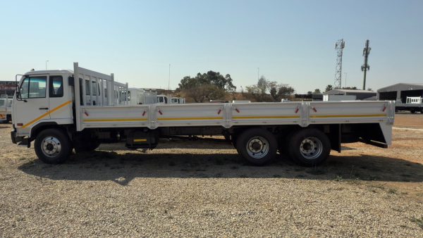 2016 NISSAN UD 90 TAG AXLE DROPSIDE TRUCK - Image 8