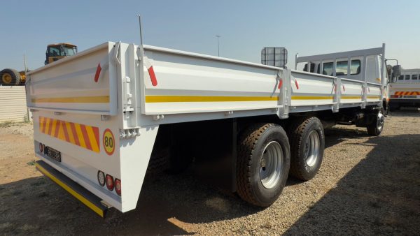 2016 NISSAN UD 90 TAG AXLE DROPSIDE TRUCK - Image 4