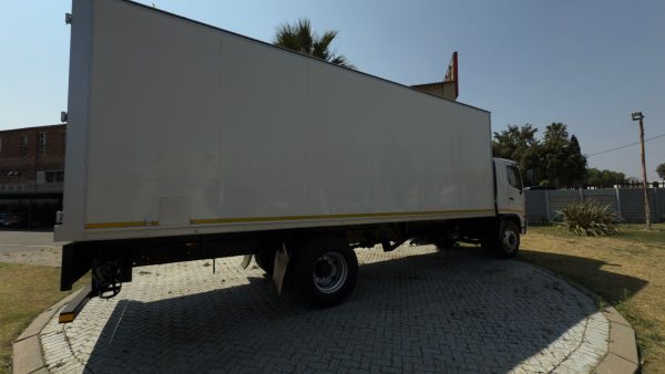 2016 HINO 500 1626 VAN BODY TRUCK - Image 2