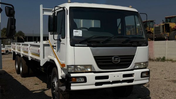 2016 NISSAN UD 90 TAG AXLE DROPSIDE TRUCK - Image 2